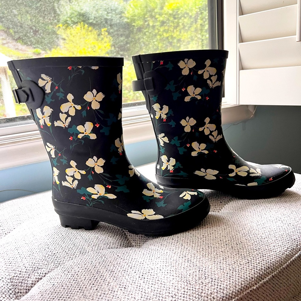 Women's rain boots from Target. Size 7
